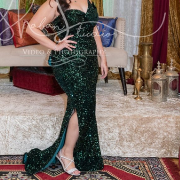 Fabulous Emerald Green Sequins Prom Dress with One Shoulder & Long Sleeves